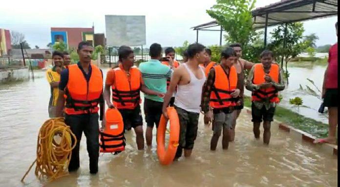 बाढ़ में फंसे ग्रामीणों को बचाने के लिए SDRF की ली गई मदद, दो दर्जन से अधिक गांव बाढ़ की चपेट में, देखें वीडियो बाढ़ में फंसे ग्रामीणों को बचाने के लिए SDRF की ली गई मदद, दो दर्जन से अधिक गांव बाढ़ की चपेट में, देखें वीडियो