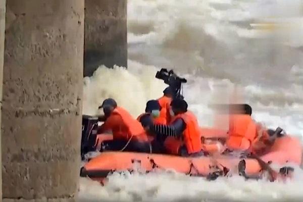 बीच नदी में पलटी नाव, हाथी को बचाने रेस्क्यू टीम के साथ कवरेज करने गए पत्रकार की मौत, देखें वीडियो