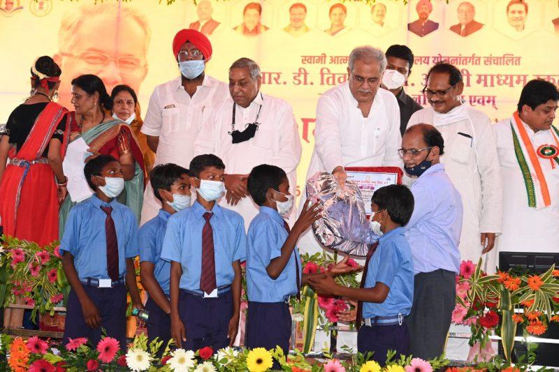अच्छी खबर- अंग्रेजी माध्यम की तर्ज पर हर जिले में खुलेंगे स्वामी आत्मानंद हिन्दी माध्यम शासकीय स्कूल