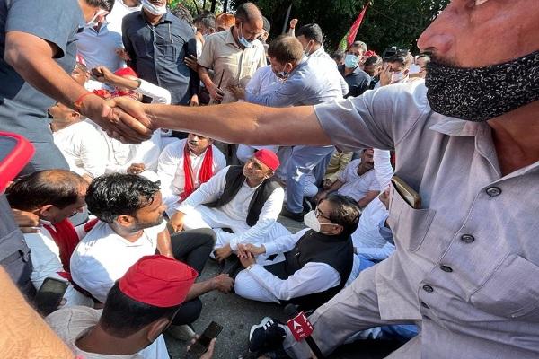 लखीमपुर खीरी हिंसा: समाजवादी पार्टी के राष्ट्रीय अध्यक्ष अखिलेश यादव को लखनऊ पुलिस ने किया रिहा