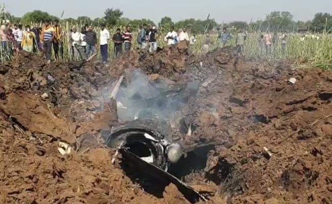बड़ी खबर- भिंड में भारतीय वायुसेना का विमान क्रैश, खेत में गिरा प्लेन, पायलट ने कूद कर बचाई जान... देखें Video