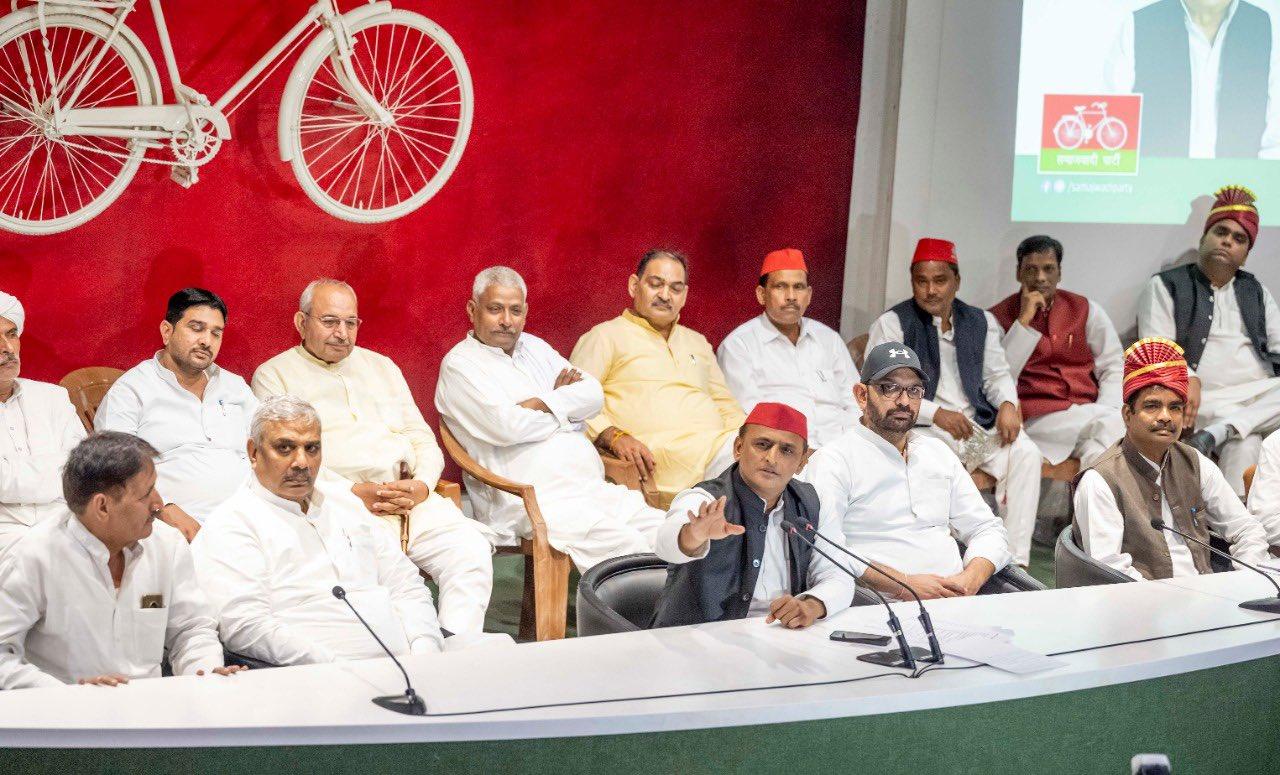 भाजपा के विधायक हुए साइकिल पर सवार, बसपा के 6 विधायक भी हुए सपा में शामिल