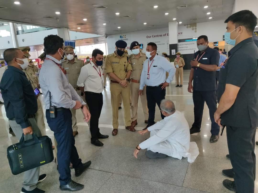 ब्रेकिंग न्यूजः लखनऊ एयरपोर्ट के फर्श पर धरने में बैठे सीएम भूपेश बघेल