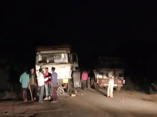 Accident News : ट्रक ने स्कूटर सवार महिला को रौंदा, मौके पर हुई मौत... गुस्साए ग्रामीणों ने ट्रक में की तोड़फोड़