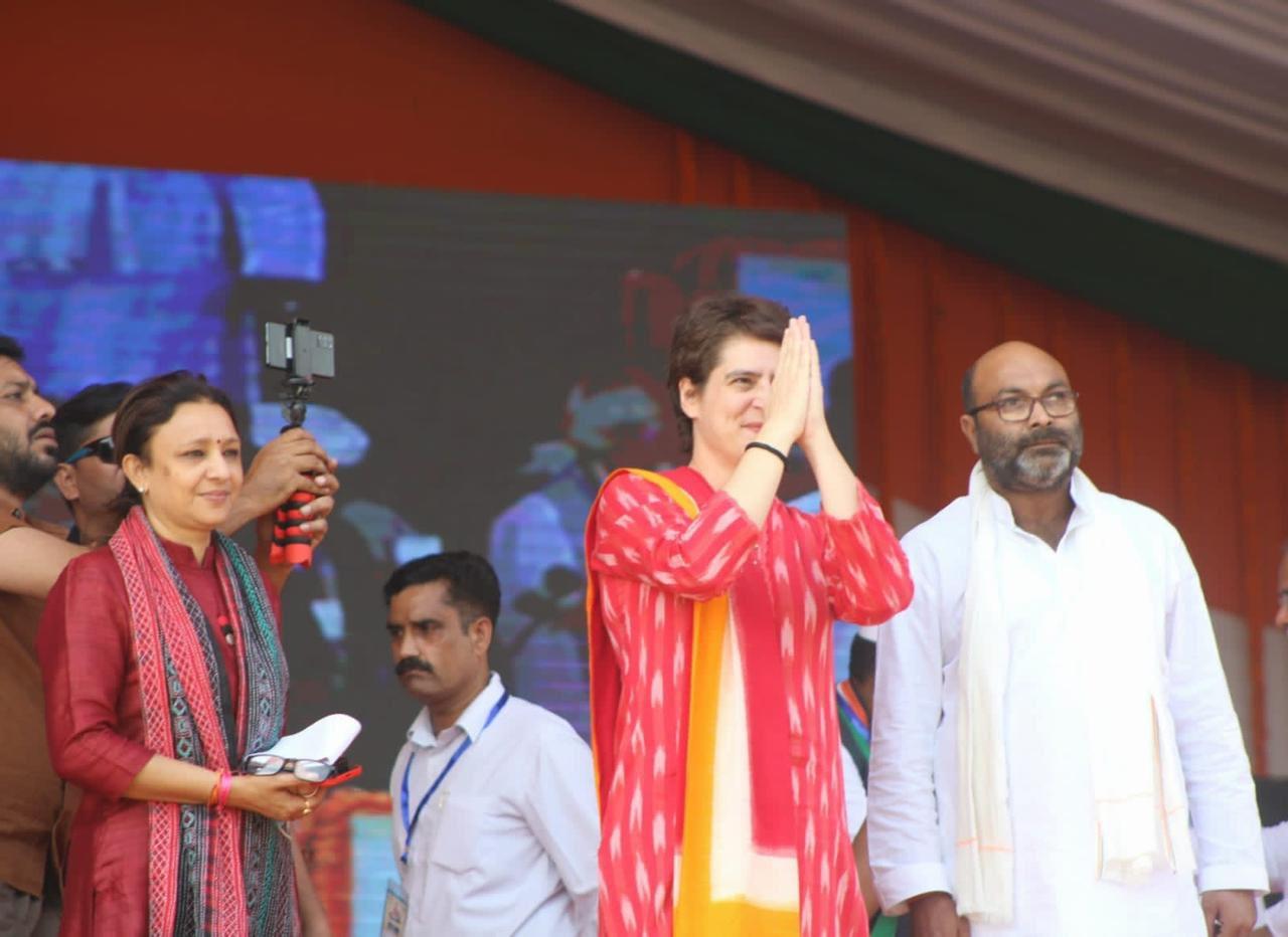 योगी के गढ़ में प्रियंका गांधी की प्रतिज्ञा रैली, सीएम भूपेश बघेल भी हैं मौजूद, भाजपा की बढ़ी चिंता