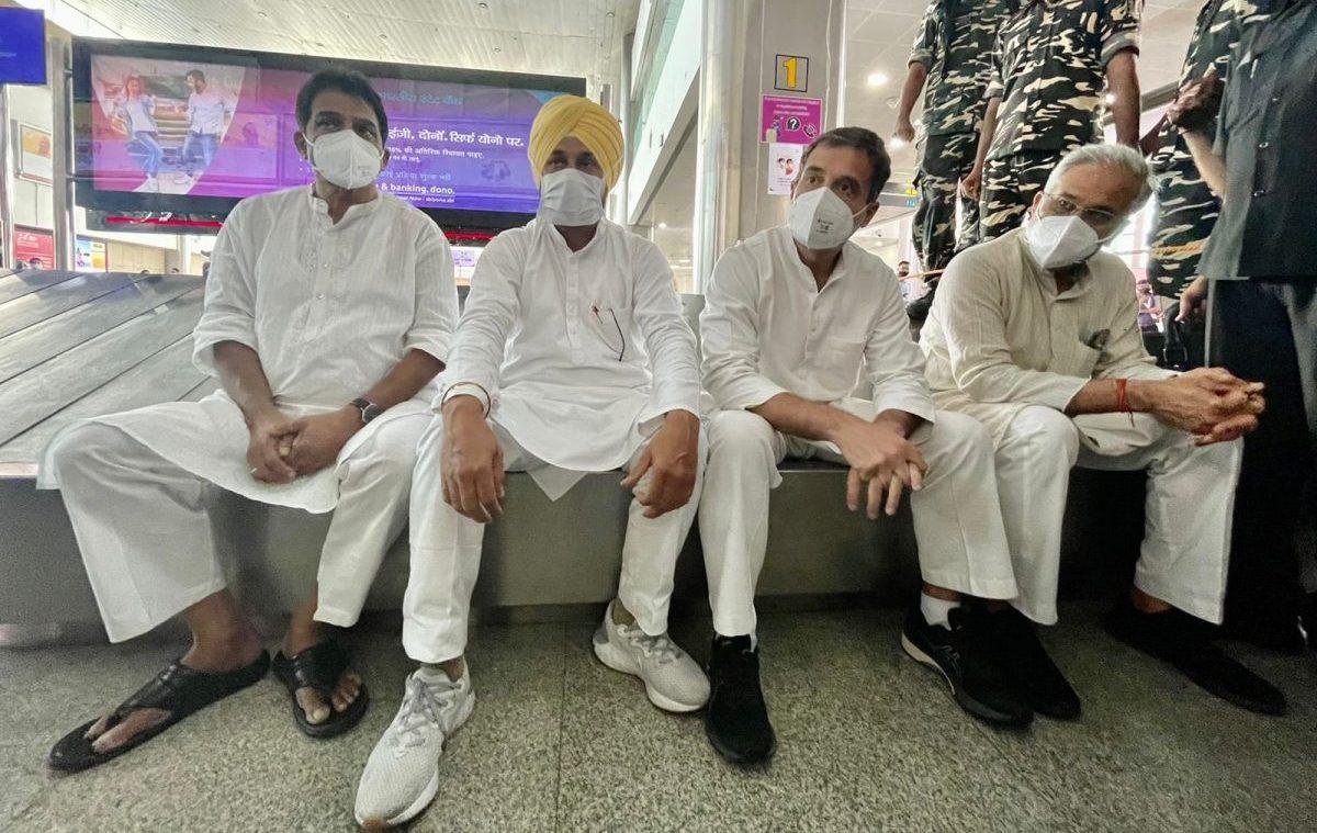 बड़ी खबर- लखनऊ एयरपोर्ट पर अधिकारियों से बहस के बाद धरने पर बैठे राहुल गांधी... भूपेश बघेल भी हैं साथ