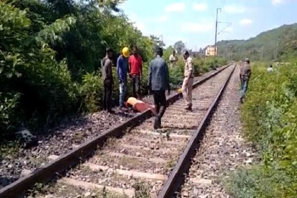ट्रेन की चपेट में आने से दो बाइक सवार कर्मचारियों की मौत