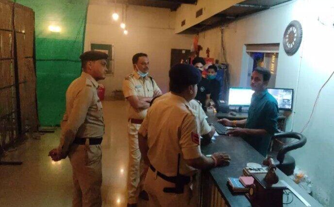 Breakig : सीएम के निर्देश के बाद नशा परोसने वालों पर पुलिस का ताबड़तोड़ एक्शन, दुर्ग-भिलाई के 20 कैफों को किया सील