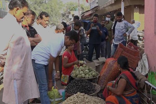 प्रदेश कांग्रेस अध्यक्ष मरकाम पहुंचे सब्जी बाजार, कहा- महंगाई के बोझ से दब गया आम आदमी