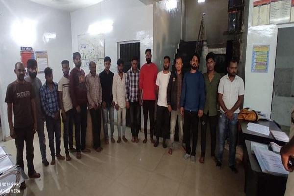 रायपुर ब्रेकिंग : खमतराई में चल रहा था जुआ, पुलिस की रेड में 15 पकड़ाए, 4.29 लाख नकदी बरामद