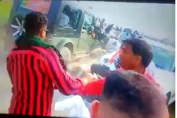 लखीमपुर में किसानों को रौंदने का वीडियो हुआ वायरल, रौंदते हुए निकल गई गाड़ी और मच गया हाहाकार…