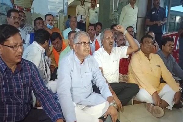 भाजपा प्रतिनिधिमंडल को कवर्धा में रोका प्रशासन ने, धरने पर बैठ गए नेता
