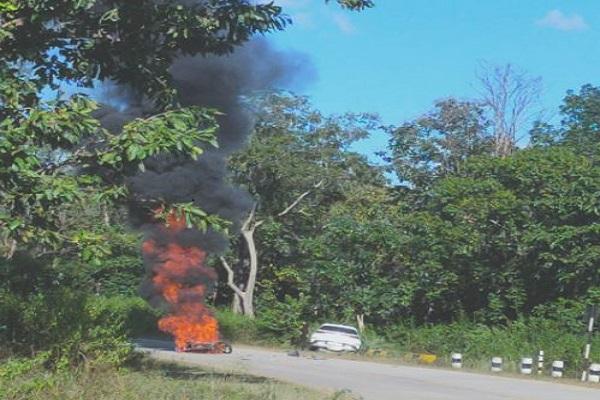 BREAKING NEWS : सुकमा में कार और बाइक की भिड़ंत के बाद बाइक में लगी आग
