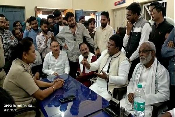 समर्थकों के साथ RPF चौकी पहुंचे विधायक विनय जायसवाल को प्रभारी ने लौटाया, धरने पर बैठकर दिखाई गांधीगिरी