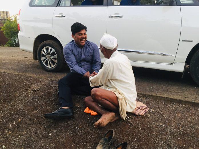 जमीन पर बैठा यह शख्स नहीं है आम, यह तस्वीर दे रही जिंदगी की सबसे बड़ी सीख, जानिए क्या है इसमें ऐसा खास जमीन पर बैठा यह शख्स नहीं है आम, यह तस्वीर दे रही जिंदगी की सबसे बड़ी सीख, जानिए क्या है इसमें ऐसा खास