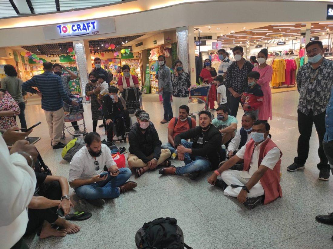 बड़ी खबर- हैदराबाद एयरपोर्ट में धरने पर बैठे बस्तर सांसद