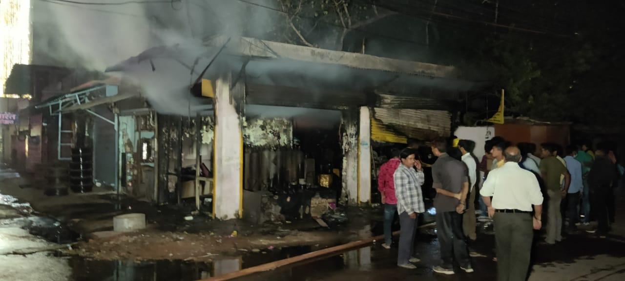 BREAKING : राजधानी के मौदहापारा इलाके में ट्रेडिंग कंपनी में लगी भीषण आग, अंदर भारी मात्रा में रखे थे सिलेंडर, खतरे को टाला दमकल कर्मियों ने