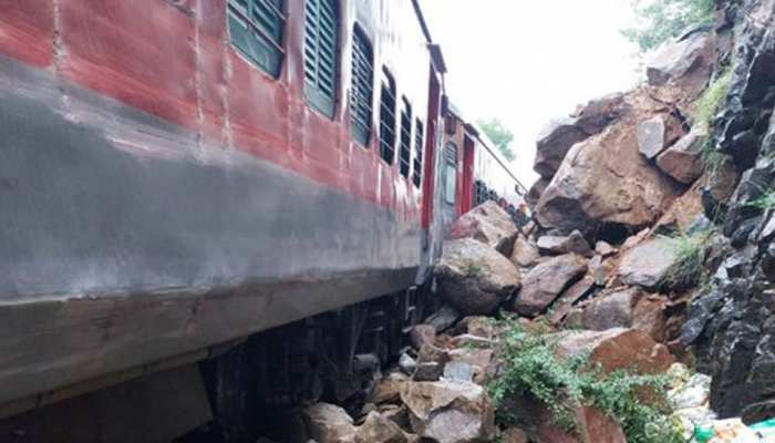 कर्नाटक में बड़ा रेल हादसा: तेज रफ्तार से आ रही ट्रेन पर गिरी चट्टान, कई बोगियां डिरेल... 2348 यात्री थे सावर