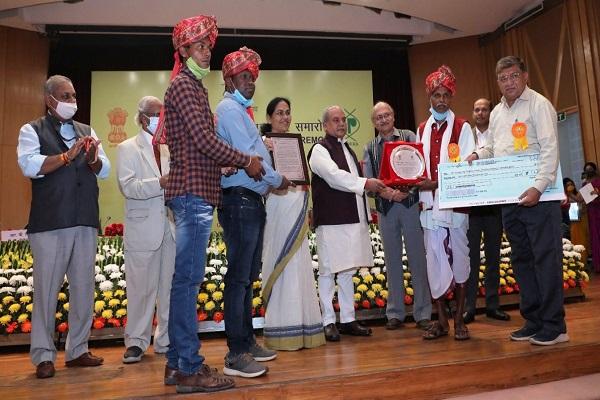 छत्तीसगढ़ के चार किसानों को परंपरागत किस्मों के संरक्षण के लिए मिला पादप जीनोम सेवियर पुरस्कार