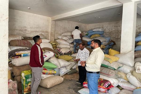 जीपीएम में बिचौलियों के गोदाम से 4000 बोरे से अधिक धान किया गया जब्त, लगातार जारी है छापामार कार्रवाई