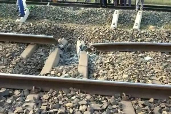 नक्सलियों की साजिश : बीती रात 2 घटना को दिया अंजाम, धनबाद के बाद चक्रधरपुर रेलवे ट्रैक में ब्लास्ट की खबर आई सामने, छत्तीसगढ़ की ट्रेनें हुई प्रभावित