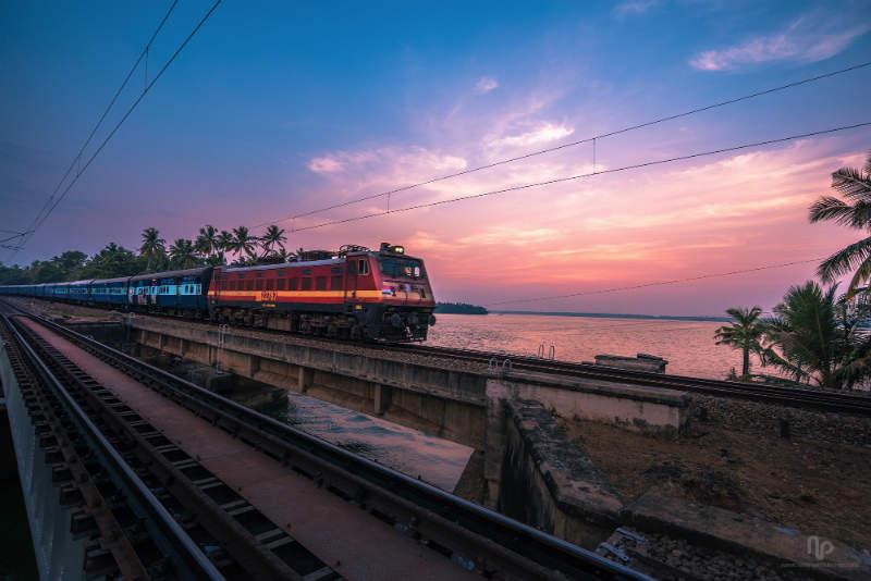 रेलवे का बड़ा फैसला: ट्रेनों का स्‍पेशल स्‍टेटस किया खत्‍म, पुराने निर्धारित किराए पर कर सकेंगे यात्रा
