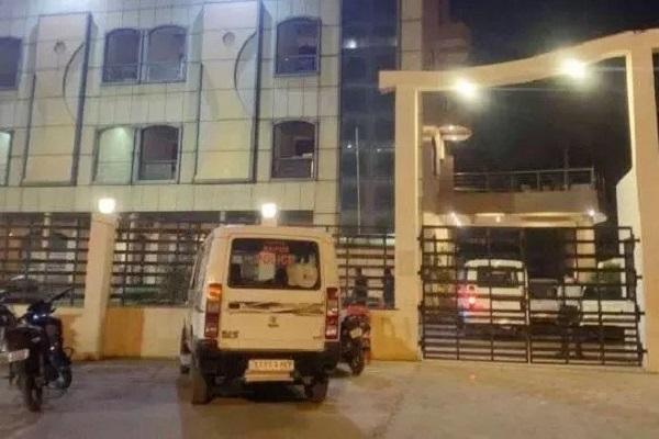 रायपुर पुलिस ने होटल में की छापेमार कार्रवाई, भारी मात्रा में अंग्रेजी शराब बरामद, संचालक के भूमिका की जांच जारी