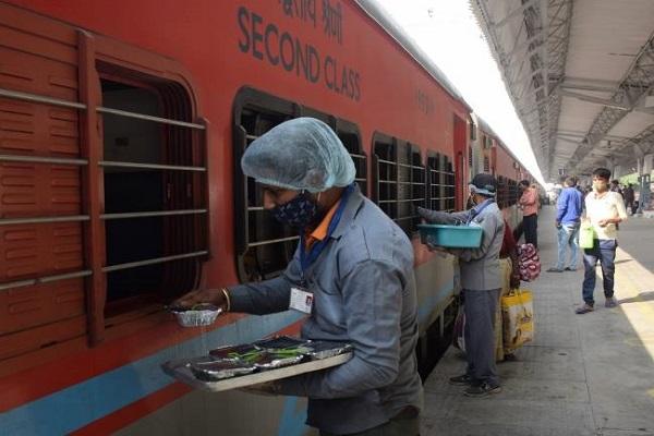 कोरोना काल से बंद सेवा को रेलवे ने किया दुबारा शुरू, यात्रियों को फिर से मिल सकेगा पका हुआ खाना