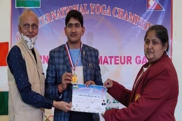 अंतरराष्ट्रीय योग चैम्पियनशिप में लक्ष्मी प्रसाद अनंत ने सिल्वर मेडल के साथ दूसरा स्थान प्राप्त कर बढ़ाया छत्तीसगढ़ का मान