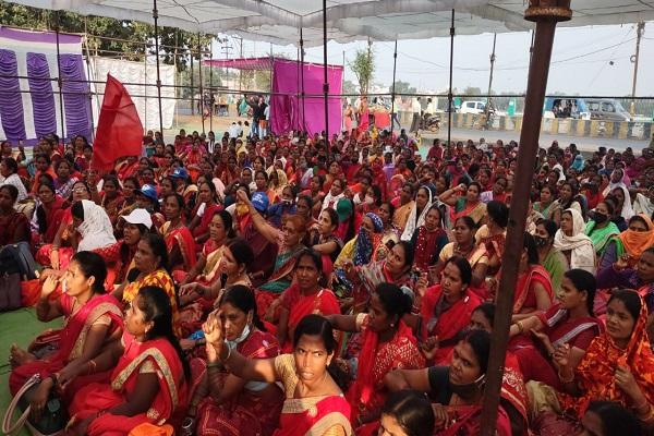 अपनी मांगों को लेकर राजधानी में जुटे प्रदेशभर के आंगनबाड़ी कार्यकर्ता, समर्थन में भूख हड़ताल पर बैठे पूर्व गृह मंत्री ननकी राम कंवर