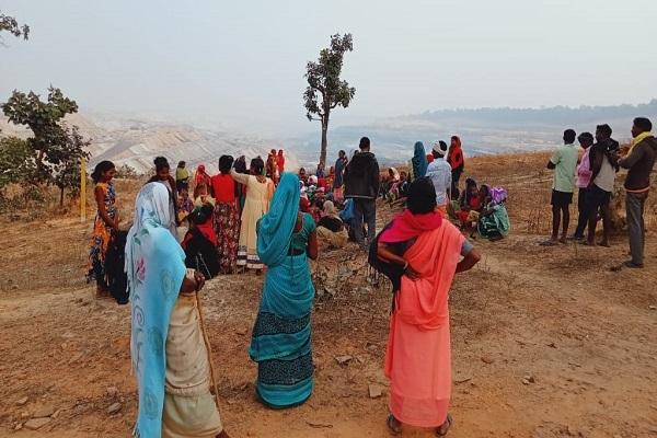 परसा ईस्ट कोल ब्लॉक में हैवी ब्लास्टिंग से मकानों में आ रही हैं दरारें, गांव की महिलाओं ने खदान में जाकर दर्ज कराया विरोध