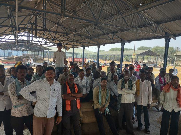 Bid closed in Rajim's paddy market, farmers refused to sell paddy at throwaway prices on the pretext of increasing tax