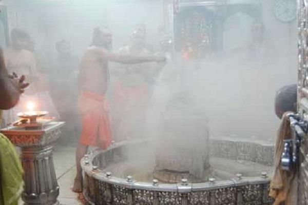 महाकाल मंदिर की भस्म आरती में भक्तों की 'नो एंट्री', कोरोना के बढते मामलों की वजह से एडवांस बुकिंग भी रद्द