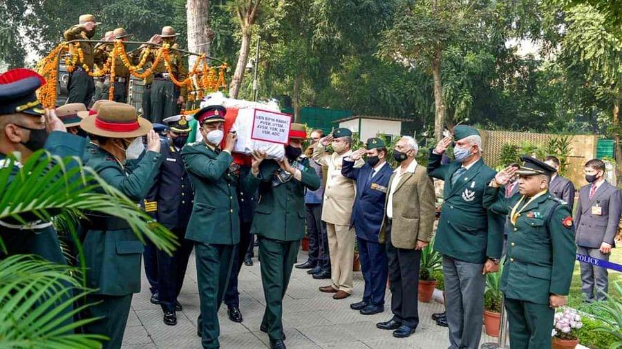 भूटान समेत चार देशों के सैन्य कमांडर सीडीएस बिपिन रावत के अंतिम संस्कार में हुए शामिल, 800 सैनिकों की मौजूदगी में दी गई 17 तोपों की सलामी