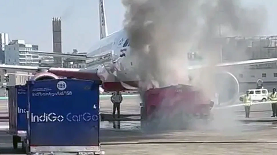 BIG NEWS : हवाई अड्डे में विमान खींचने वाली गाड़ी में लगी आग, अधिकारियों ने की पुष्टि की, देखें Video