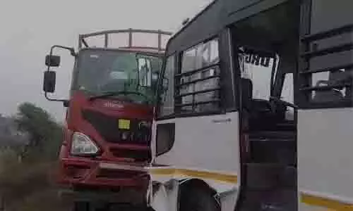 Accident : पुलिस फ़ोर्स से भरी बस को तेज रफ़्तार ट्रक ने मारी टक्कर, 15 जवान घायल