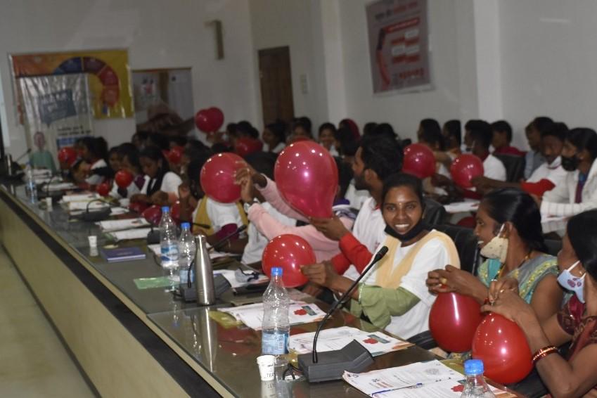 ''लाल गुब्बारों'' के द्वारा जगदलपुर और बीजापुर में बेहतर मानसिक स्वास्थ्य पर हुई कार्यशालाएं