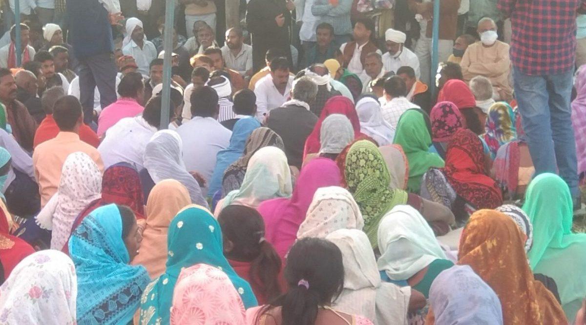 राजधानी प्रभावित किसानों का NRDA भवन के सामने धरना दूसरे दिन भी जारी, कोटरा भांठा के किसानों ने पिलाया 600 लीटर दूध