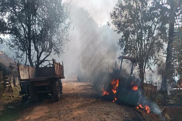 BIG NEWS : नक्सलियों ने सड़क निर्माण में लगीं 12 गाड़ियों को किया आग के हवाले, बीजापुर में गोपनीय सैनिक की हत्या