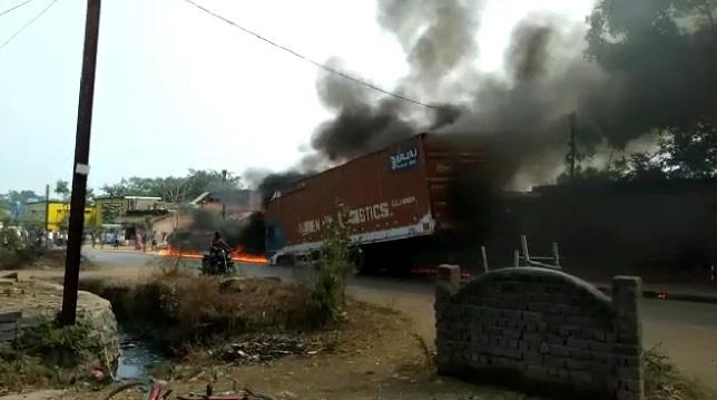 VIDEO : बाइक से भरे कंटेनर में लगी आग, टायर फटने के चलते हुई घटना