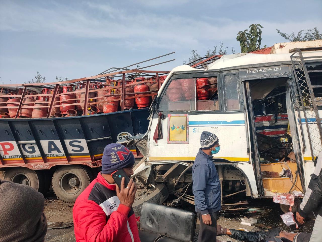 Big News: LPG सिलेंडर से लदे ट्रक ने बस को मारी टक्कर, छह की मौत, 25 से अधिक लोग घायल, CM ने जताया शोक