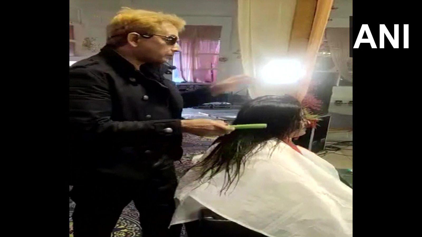 Viral Video: महिला के बालों में थूकना hairstylist Jawed Habib को पड़ा महंगा, NCW ने भेजा नोटिस, इस दिन पेश होने का आदेश