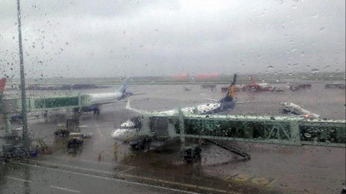 Flights Canceled Due To Bad Weather- इंडिगो की 9 उड़ानें रद्द, ख़राब मौसम से सैकड़ों फंसे