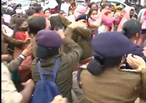 पुलिस परिवार की महिला प्रदर्शनकारियों ने पुलिस अधिकारी पर किया हमला, अनेक लोगों को किया गया गिरफ्तार, देखिये VIDEO