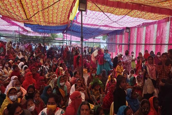 नवा रायपुर में बारिश में भीगते हुए भी जारी है किसानों का आंदोलन, पुनर्वास के नियमों का लाभ दिलाने की कर रहे हैं मांग