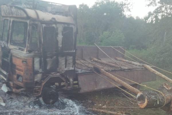 नारायणपुर ने नक्सलियों ने ट्रकों को किया आग के हवाले, इलाके में दहशत