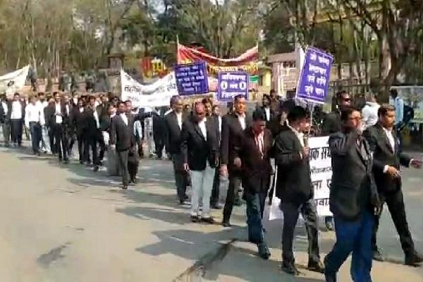 प्रदेश भर से रायगढ़ में एकत्र वकीलों ने निकाली विशाल रैली, भ्रष्टाचार सहित अन्य मुद्दों को लेकर जारी है प्रदर्शन