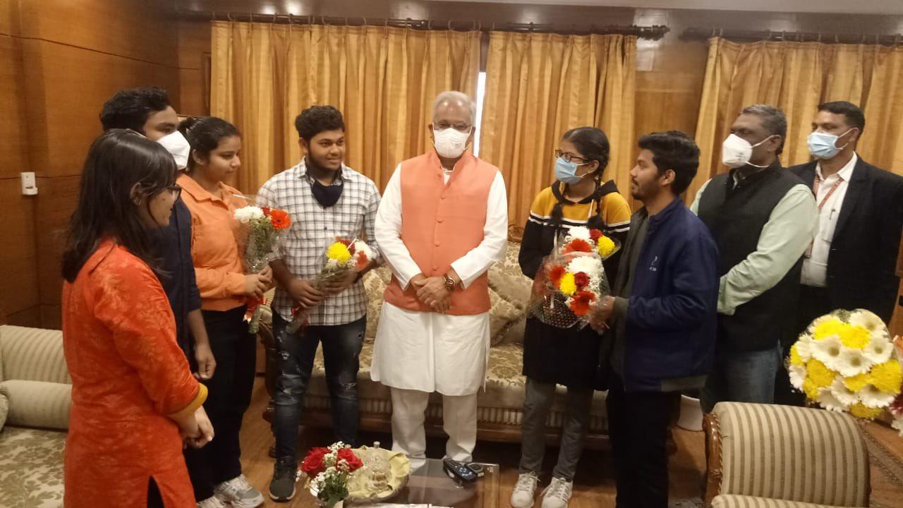 मुख्यमंत्री भूपेश बघेल ने नई दिल्ली स्थित छत्तीसगढ़ सदन में यूक्रेन से लौटे छत्तीसगढ़ी छात्र-छात्राओं का किया स्वागत