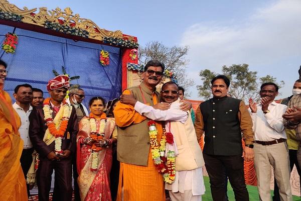 ऐतिहासिक रहा स्पीकर डॉ महंत की दत्तक पुत्री सरस्वती का विवाह, कन्यादान करने लाफा गढ़ पहुंचे दंपत्ति ने निभाई सारी रस्में