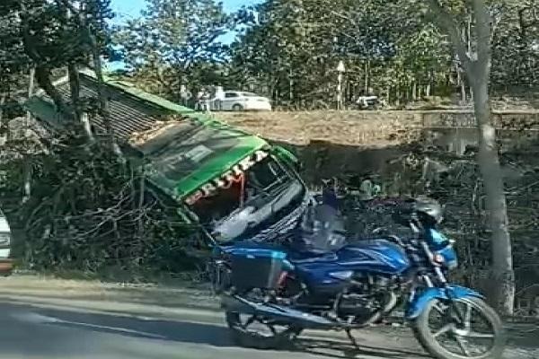 घाटी में गिरी तेज रफ़्तार बस, अनेक यात्री घायल, 2 गंभीर सिम्स रिफर